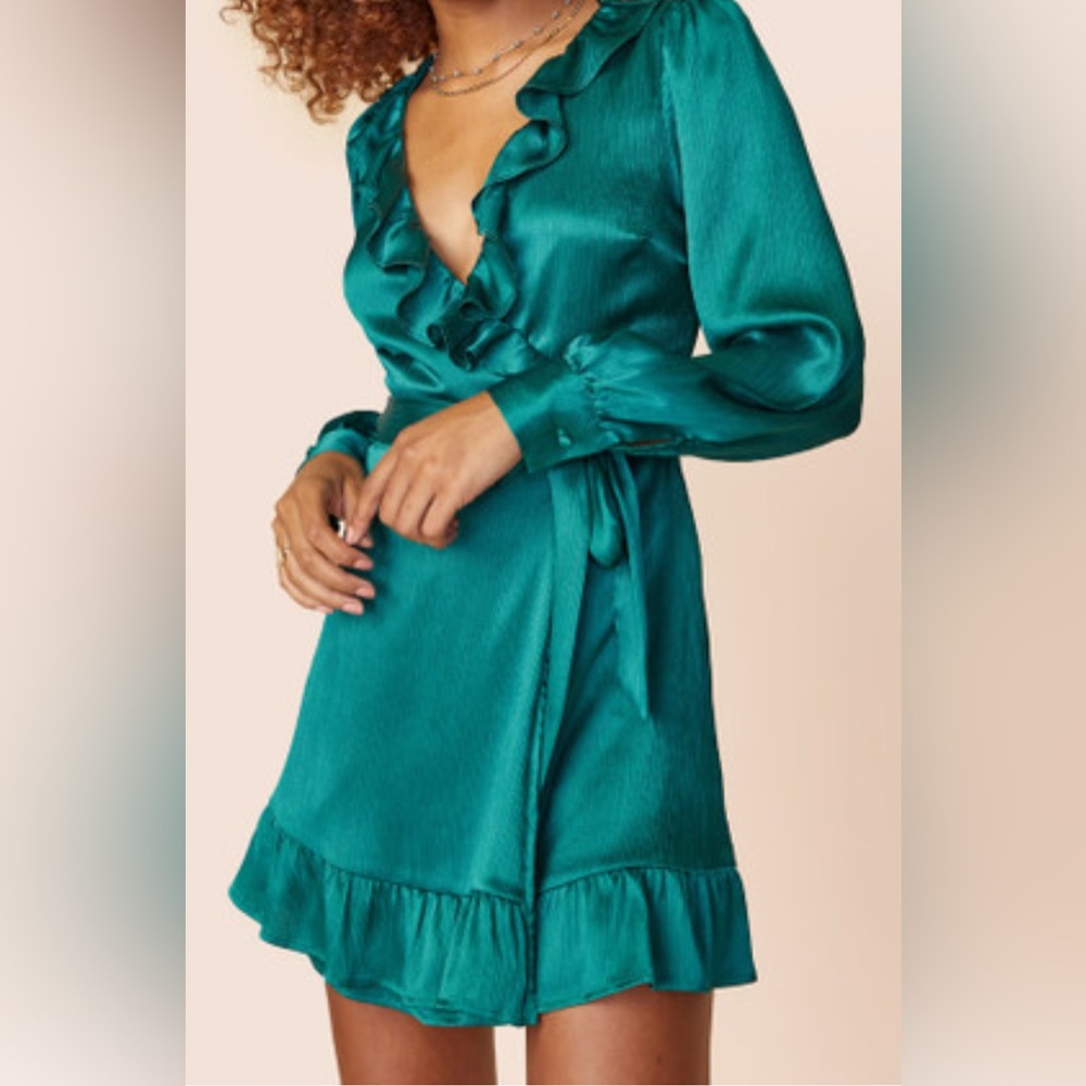 MI AMI FRANCESCA’S size MEDIUM green Ruffle Wrap Dress